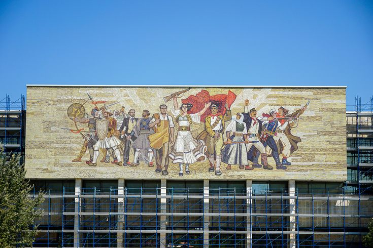 Çka, kush, tek n’Shqipëri?